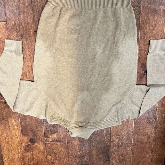 Slightly used Lacoste sweater in khaki color - Picture 3 of 4